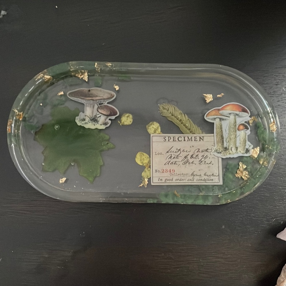 Crystal charging tray with crystals